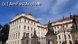 [P06] Statuile titanilor, la intrarea &icirc;n prima curte » foto by Carmen Ion
 - 
<span class="allrVoted glyphicon glyphicon-heart hidden" id="av1286920"></span>
<a class="m-l-10 hidden" id="sv1286920" onclick="voting_Foto_DelVot(,1286920,3167)" role="button">șterge vot <span class="glyphicon glyphicon-remove"></span></a>
<a id="v91286920" class=" c-red"  onclick="voting_Foto_SetVot(1286920)" role="button"><span class="glyphicon glyphicon-heart-empty"></span> <b>LIKE</b> = Votează poza</a> <img class="hidden"  id="f1286920W9" src="/imagini/loader.gif" border="0" /><span class="AjErrMes hidden" id="e1286920ErM"></span>