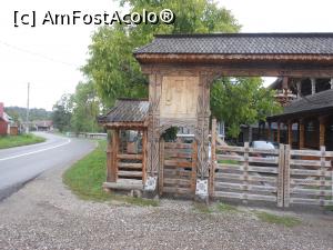 [P02] Sârbi - Poartă sculptată la gospodăria lui Gheorghe Opriș. » foto by iulianic
 - 
<span class="allrVoted glyphicon glyphicon-heart hidden" id="av1337598"></span>
<a class="m-l-10 hidden" id="sv1337598" onclick="voting_Foto_DelVot(,1337598,3234)" role="button">șterge vot <span class="glyphicon glyphicon-remove"></span></a>
<a id="v91337598" class=" c-red"  onclick="voting_Foto_SetVot(1337598)" role="button"><span class="glyphicon glyphicon-heart-empty"></span> <b>LIKE</b> = Votează poza</a> <img class="hidden"  id="f1337598W9" src="/imagini/loader.gif" border="0" /><span class="AjErrMes hidden" id="e1337598ErM"></span>
