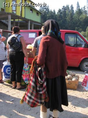 [P23] Femeie la târgul din Borșa.  » foto by tata123 🔱
 - 
<span class="allrVoted glyphicon glyphicon-heart hidden" id="av712219"></span>
<a class="m-l-10 hidden" id="sv712219" onclick="voting_Foto_DelVot(,712219,3234)" role="button">șterge vot <span class="glyphicon glyphicon-remove"></span></a>
<a id="v9712219" class=" c-red"  onclick="voting_Foto_SetVot(712219)" role="button"><span class="glyphicon glyphicon-heart-empty"></span> <b>LIKE</b> = Votează poza</a> <img class="hidden"  id="f712219W9" src="/imagini/loader.gif" border="0" /><span class="AjErrMes hidden" id="e712219ErM"></span>