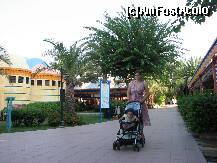 [P10] una dintre aleele principale(ducea spre rest principal,piscine,plaja,aquapark,amfiteatru,in stg spate se vede unul dintre barurile de langa piscine,in dreapta se faceau gozleme,tot in dreapta existau cateva masini de jocuri,biliard,2 masinarii micute pt copii-mergeau pe baza de fise) » foto by oanat82
 - 
<span class="allrVoted glyphicon glyphicon-heart hidden" id="av257880"></span>
<a class="m-l-10 hidden" id="sv257880" onclick="voting_Foto_DelVot(,257880,3242)" role="button">șterge vot <span class="glyphicon glyphicon-remove"></span></a>
<a id="v9257880" class=" c-red"  onclick="voting_Foto_SetVot(257880)" role="button"><span class="glyphicon glyphicon-heart-empty"></span> <b>LIKE</b> = Votează poza</a> <img class="hidden"  id="f257880W9" src="/imagini/loader.gif" border="0" /><span class="AjErrMes hidden" id="e257880ErM"></span>