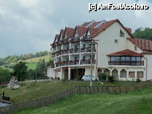 [P06] Hotel Acvila, vedere de pe strada Zbarcioara, directia spre Pestera.  » foto by nadiaandreea
 - 
<span class="allrVoted glyphicon glyphicon-heart hidden" id="av448651"></span>
<a class="m-l-10 hidden" id="sv448651" onclick="voting_Foto_DelVot(,448651,3243)" role="button">șterge vot <span class="glyphicon glyphicon-remove"></span></a>
<a id="v9448651" class=" c-red"  onclick="voting_Foto_SetVot(448651)" role="button"><span class="glyphicon glyphicon-heart-empty"></span> <b>LIKE</b> = Votează poza</a> <img class="hidden"  id="f448651W9" src="/imagini/loader.gif" border="0" /><span class="AjErrMes hidden" id="e448651ErM"></span>