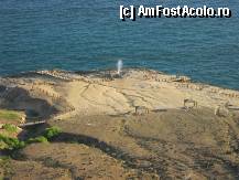 [P15] Atractia principala de la Mughsayl - celebra 'blowhole' prin care apa de mare iese cu presiune la suprafata printr-o deschizatura in stanca, in timpul valurilor mai puternice. » foto by Mirna
 - 
<span class="allrVoted glyphicon glyphicon-heart hidden" id="av304427"></span>
<a class="m-l-10 hidden" id="sv304427" onclick="voting_Foto_DelVot(,304427,3254)" role="button">șterge vot <span class="glyphicon glyphicon-remove"></span></a>
<a id="v9304427" class=" c-red"  onclick="voting_Foto_SetVot(304427)" role="button"><span class="glyphicon glyphicon-heart-empty"></span> <b>LIKE</b> = Votează poza</a> <img class="hidden"  id="f304427W9" src="/imagini/loader.gif" border="0" /><span class="AjErrMes hidden" id="e304427ErM"></span>
