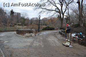 [P17] Unul cu saxofon incearca sa castige un ban (foto facut in Central Parc-pe alee noroi de cca 1 deget din cauza ploii torentiale cazute cu o zi in urma)  » foto by AZE
 - 
<span class="allrVoted glyphicon glyphicon-heart hidden" id="av723197"></span>
<a class="m-l-10 hidden" id="sv723197" onclick="voting_Foto_DelVot(,723197,3385)" role="button">șterge vot <span class="glyphicon glyphicon-remove"></span></a>
<a id="v9723197" class=" c-red"  onclick="voting_Foto_SetVot(723197)" role="button"><span class="glyphicon glyphicon-heart-empty"></span> <b>LIKE</b> = Votează poza</a> <img class="hidden"  id="f723197W9" src="/imagini/loader.gif" border="0" /><span class="AjErrMes hidden" id="e723197ErM"></span>