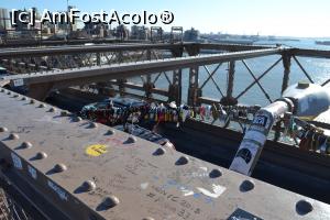 [P45] Nici Brooklyn Bridge nu a scapat de Love Locks (avem cateva si pe podul minciunilor din Sibiu)  » foto by AZE
 - 
<span class="allrVoted glyphicon glyphicon-heart hidden" id="av723225"></span>
<a class="m-l-10 hidden" id="sv723225" onclick="voting_Foto_DelVot(,723225,3385)" role="button">șterge vot <span class="glyphicon glyphicon-remove"></span></a>
<a id="v9723225" class=" c-red"  onclick="voting_Foto_SetVot(723225)" role="button"><span class="glyphicon glyphicon-heart-empty"></span> <b>LIKE</b> = Votează poza</a> <img class="hidden"  id="f723225W9" src="/imagini/loader.gif" border="0" /><span class="AjErrMes hidden" id="e723225ErM"></span>
