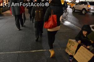 [P07] Need a Miracle (am nevoie de un miracol) asta scria pe pancarta persoanei fara adapost care cersea pe strada) Sincer:chiar este nevoie de un miracol pt oricine sa plateasca o chirie in Manhattan (cam de la 1500$ in sus/luna)  » foto by AZE
 - 
<span class="allrVoted glyphicon glyphicon-heart hidden" id="av723172"></span>
<a class="m-l-10 hidden" id="sv723172" onclick="voting_Foto_DelVot(,723172,3385)" role="button">șterge vot <span class="glyphicon glyphicon-remove"></span></a>
<a id="v9723172" class=" c-red"  onclick="voting_Foto_SetVot(723172)" role="button"><span class="glyphicon glyphicon-heart-empty"></span> <b>LIKE</b> = Votează poza</a> <img class="hidden"  id="f723172W9" src="/imagini/loader.gif" border="0" /><span class="AjErrMes hidden" id="e723172ErM"></span>