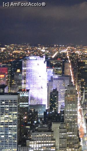 [P07] Vedere catre Rockefeller Center de pe observatorul Empire State Building. Se vede foarte bine culoarea deschisa (aproape reflectorizanta in luminile serii) a cladirii » foto by AZE
 - 
<span class="allrVoted glyphicon glyphicon-heart hidden" id="av765612"></span>
<a class="m-l-10 hidden" id="sv765612" onclick="voting_Foto_DelVot(,765612,3385)" role="button">șterge vot <span class="glyphicon glyphicon-remove"></span></a>
<a id="v9765612" class=" c-red"  onclick="voting_Foto_SetVot(765612)" role="button"><span class="glyphicon glyphicon-heart-empty"></span> <b>LIKE</b> = Votează poza</a> <img class="hidden"  id="f765612W9" src="/imagini/loader.gif" border="0" /><span class="AjErrMes hidden" id="e765612ErM"></span>