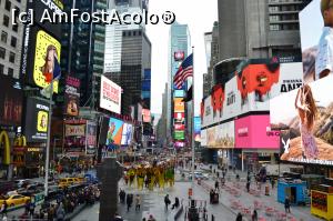 [P06] Times Square ziua, piața celebră cu statuia lui Duffy (stânga centru)  » foto by AZE
 - 
<span class="allrVoted glyphicon glyphicon-heart hidden" id="av946877"></span>
<a class="m-l-10 hidden" id="sv946877" onclick="voting_Foto_DelVot(,946877,3385)" role="button">șterge vot <span class="glyphicon glyphicon-remove"></span></a>
<a id="v9946877" class=" c-red"  onclick="voting_Foto_SetVot(946877)" role="button"><span class="glyphicon glyphicon-heart-empty"></span> <b>LIKE</b> = Votează poza</a> <img class="hidden"  id="f946877W9" src="/imagini/loader.gif" border="0" /><span class="AjErrMes hidden" id="e946877ErM"></span>