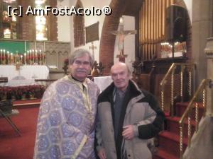 [P01] Cu părintele Theodor Damian la sfârşitul slujbei ţinută în Biserica Ortodoxă Română 'Sf. Ap. Petru şi Pavel, Astoria, NY » foto by ioan marinescu
 - 
<span class="allrVoted glyphicon glyphicon-heart hidden" id="av837901"></span>
<a class="m-l-10 hidden" id="sv837901" onclick="voting_Foto_DelVot(,837901,3385)" role="button">șterge vot <span class="glyphicon glyphicon-remove"></span></a>
<a id="v9837901" class=" c-red"  onclick="voting_Foto_SetVot(837901)" role="button"><span class="glyphicon glyphicon-heart-empty"></span> <b>LIKE</b> = Votează poza</a> <img class="hidden"  id="f837901W9" src="/imagini/loader.gif" border="0" /><span class="AjErrMes hidden" id="e837901ErM"></span>