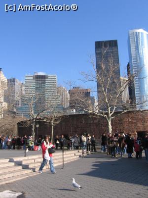 [P02] La opt dimineaţa coadă la Battery Park pentru control &icirc;nainte de &icirc;mbarcare » foto by Michi
 - 
<span class="allrVoted glyphicon glyphicon-heart hidden" id="av1164224"></span>
<a class="m-l-10 hidden" id="sv1164224" onclick="voting_Foto_DelVot(,1164224,3385)" role="button">șterge vot <span class="glyphicon glyphicon-remove"></span></a>
<a id="v91164224" class=" c-red"  onclick="voting_Foto_SetVot(1164224)" role="button"><span class="glyphicon glyphicon-heart-empty"></span> <b>LIKE</b> = Votează poza</a> <img class="hidden"  id="f1164224W9" src="/imagini/loader.gif" border="0" /><span class="AjErrMes hidden" id="e1164224ErM"></span>
