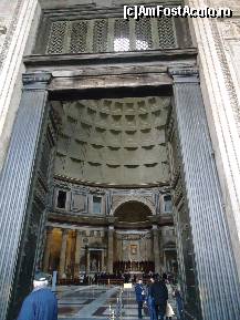 [P03] uşa de bronz a Pantheonului - sus se vede oculus » foto by marocanu21
 - 
<span class="allrVoted glyphicon glyphicon-heart hidden" id="av487194"></span>
<a class="m-l-10 hidden" id="sv487194" onclick="voting_Foto_DelVot(,487194,3406)" role="button">șterge vot <span class="glyphicon glyphicon-remove"></span></a>
<a id="v9487194" class=" c-red"  onclick="voting_Foto_SetVot(487194)" role="button"><span class="glyphicon glyphicon-heart-empty"></span> <b>LIKE</b> = Votează poza</a> <img class="hidden"  id="f487194W9" src="/imagini/loader.gif" border="0" /><span class="AjErrMes hidden" id="e487194ErM"></span>