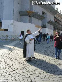 [P46] moment paparazzi in piata San Pietro (dadea indicatii unei persoane) » foto by diana-s
 - 
<span class="allrVoted glyphicon glyphicon-heart hidden" id="av300550"></span>
<a class="m-l-10 hidden" id="sv300550" onclick="voting_Foto_DelVot(,300550,3406)" role="button">șterge vot <span class="glyphicon glyphicon-remove"></span></a>
<a id="v9300550" class=" c-red"  onclick="voting_Foto_SetVot(300550)" role="button"><span class="glyphicon glyphicon-heart-empty"></span> <b>LIKE</b> = Votează poza</a> <img class="hidden"  id="f300550W9" src="/imagini/loader.gif" border="0" /><span class="AjErrMes hidden" id="e300550ErM"></span>