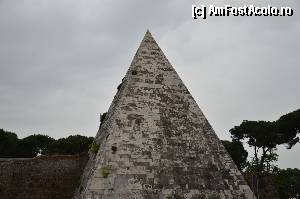 [P32] Piramida lui Caius Cestius » foto by Muffin2009*
 - 
<span class="allrVoted glyphicon glyphicon-heart hidden" id="av348822"></span>
<a class="m-l-10 hidden" id="sv348822" onclick="voting_Foto_DelVot(,348822,3406)" role="button">șterge vot <span class="glyphicon glyphicon-remove"></span></a>
<a id="v9348822" class=" c-red"  onclick="voting_Foto_SetVot(348822)" role="button"><span class="glyphicon glyphicon-heart-empty"></span> <b>LIKE</b> = Votează poza</a> <img class="hidden"  id="f348822W9" src="/imagini/loader.gif" border="0" /><span class="AjErrMes hidden" id="e348822ErM"></span>