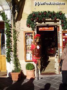 [P06] magazine cochete de souveniruri in drum spre Fontana di Trevi » foto by roxana.tomina
 - 
<span class="allrVoted glyphicon glyphicon-heart hidden" id="av330404"></span>
<a class="m-l-10 hidden" id="sv330404" onclick="voting_Foto_DelVot(,330404,3406)" role="button">șterge vot <span class="glyphicon glyphicon-remove"></span></a>
<a id="v9330404" class=" c-red"  onclick="voting_Foto_SetVot(330404)" role="button"><span class="glyphicon glyphicon-heart-empty"></span> <b>LIKE</b> = Votează poza</a> <img class="hidden"  id="f330404W9" src="/imagini/loader.gif" border="0" /><span class="AjErrMes hidden" id="e330404ErM"></span>