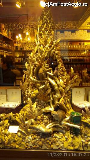 [P05] Vitrina unui magazin de Parfumuri » foto by andreescovic
 - 
<span class="allrVoted glyphicon glyphicon-heart hidden" id="av696172"></span>
<a class="m-l-10 hidden" id="sv696172" onclick="voting_Foto_DelVot(,696172,3406)" role="button">șterge vot <span class="glyphicon glyphicon-remove"></span></a>
<a id="v9696172" class=" c-red"  onclick="voting_Foto_SetVot(696172)" role="button"><span class="glyphicon glyphicon-heart-empty"></span> <b>LIKE</b> = Votează poza</a> <img class="hidden"  id="f696172W9" src="/imagini/loader.gif" border="0" /><span class="AjErrMes hidden" id="e696172ErM"></span>