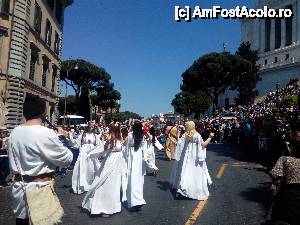 [P22] nimfele Daciei dansand pe strada, urmate de cei 2 daci cantareti » foto by buterfly*
 - 
<span class="allrVoted glyphicon glyphicon-heart hidden" id="av505858"></span>
<a class="m-l-10 hidden" id="sv505858" onclick="voting_Foto_DelVot(,505858,3406)" role="button">șterge vot <span class="glyphicon glyphicon-remove"></span></a>
<a id="v9505858" class=" c-red"  onclick="voting_Foto_SetVot(505858)" role="button"><span class="glyphicon glyphicon-heart-empty"></span> <b>LIKE</b> = Votează poza</a> <img class="hidden"  id="f505858W9" src="/imagini/loader.gif" border="0" /><span class="AjErrMes hidden" id="e505858ErM"></span>