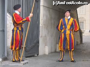 [P05] Strajeri ai Garzii Elvetiene (cel din dreapta fotografiei m-a 
'adunat' de pe jos)  » foto by bica adriana
 - 
<span class="allrVoted glyphicon glyphicon-heart hidden" id="av698071"></span>
<a class="m-l-10 hidden" id="sv698071" onclick="voting_Foto_DelVot(,698071,3406)" role="button">șterge vot <span class="glyphicon glyphicon-remove"></span></a>
<a id="v9698071" class=" c-red"  onclick="voting_Foto_SetVot(698071)" role="button"><span class="glyphicon glyphicon-heart-empty"></span> <b>LIKE</b> = Votează poza</a> <img class="hidden"  id="f698071W9" src="/imagini/loader.gif" border="0" /><span class="AjErrMes hidden" id="e698071ErM"></span>