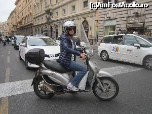 [P08] Scuteristii din Roma, la fel de multi ca si automobilistii nu au nici un fel de reguli. Tasnesc printre pietoni cand nu te astepti/ » foto by bica adriana
 - 
<span class="allrVoted glyphicon glyphicon-heart hidden" id="av698074"></span>
<a class="m-l-10 hidden" id="sv698074" onclick="voting_Foto_DelVot(,698074,3406)" role="button">șterge vot <span class="glyphicon glyphicon-remove"></span></a>
<a id="v9698074" class=" c-red"  onclick="voting_Foto_SetVot(698074)" role="button"><span class="glyphicon glyphicon-heart-empty"></span> <b>LIKE</b> = Votează poza</a> <img class="hidden"  id="f698074W9" src="/imagini/loader.gif" border="0" /><span class="AjErrMes hidden" id="e698074ErM"></span>