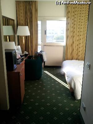 [P06] Camera de hotel -Oly » foto by cdg_003
 - 
<span class="allrVoted glyphicon glyphicon-heart hidden" id="av554500"></span>
<a class="m-l-10 hidden" id="sv554500" onclick="voting_Foto_DelVot(,554500,3406)" role="button">șterge vot <span class="glyphicon glyphicon-remove"></span></a>
<a id="v9554500" class=" c-red"  onclick="voting_Foto_SetVot(554500)" role="button"><span class="glyphicon glyphicon-heart-empty"></span> <b>LIKE</b> = Votează poza</a> <img class="hidden"  id="f554500W9" src="/imagini/loader.gif" border="0" /><span class="AjErrMes hidden" id="e554500ErM"></span>