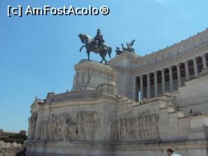 [P06] 6. Statuia din bronz a lui Victor Emanuel al II-lea. În planul doi, zeița „Nike” conducând o cvadrigă.  » foto by doinafil
 - 
<span class="allrVoted glyphicon glyphicon-heart hidden" id="av857789"></span>
<a class="m-l-10 hidden" id="sv857789" onclick="voting_Foto_DelVot(,857789,3406)" role="button">șterge vot <span class="glyphicon glyphicon-remove"></span></a>
<a id="v9857789" class=" c-red"  onclick="voting_Foto_SetVot(857789)" role="button"><span class="glyphicon glyphicon-heart-empty"></span> <b>LIKE</b> = Votează poza</a> <img class="hidden"  id="f857789W9" src="/imagini/loader.gif" border="0" /><span class="AjErrMes hidden" id="e857789ErM"></span>