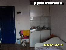 [P04] prima camera, a copiilor, cu chiuveta,dulap suspendat, sub chiuveta in dreapta era frigiderul, mai erau acolo  2 scaune si 2 paturi de cate o persoana, si sus pe perete aerul cond. » foto by adryana
 - 
<span class="allrVoted glyphicon glyphicon-heart hidden" id="av227068"></span>
<a class="m-l-10 hidden" id="sv227068" onclick="voting_Foto_DelVot(,227068,3408)" role="button">șterge vot <span class="glyphicon glyphicon-remove"></span></a>
<a id="v9227068" class=" c-red"  onclick="voting_Foto_SetVot(227068)" role="button"><span class="glyphicon glyphicon-heart-empty"></span> <b>LIKE</b> = Votează poza</a> <img class="hidden"  id="f227068W9" src="/imagini/loader.gif" border="0" /><span class="AjErrMes hidden" id="e227068ErM"></span>
