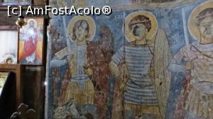 [P12] Detaliu cu o parte din iconostas (stânga) și cu picturi murale cu sfinți având ochii ”scoși”. Motivele ”scoaterii” ochilor sfinților sunt explicate în text.  » foto by Lucien
 - 
<span class="allrVoted glyphicon glyphicon-heart hidden" id="av835803"></span>
<a class="m-l-10 hidden" id="sv835803" onclick="voting_Foto_DelVot(,835803,3418)" role="button">șterge vot <span class="glyphicon glyphicon-remove"></span></a>
<a id="v9835803" class=" c-red"  onclick="voting_Foto_SetVot(835803)" role="button"><span class="glyphicon glyphicon-heart-empty"></span> <b>LIKE</b> = Votează poza</a> <img class="hidden"  id="f835803W9" src="/imagini/loader.gif" border="0" /><span class="AjErrMes hidden" id="e835803ErM"></span>