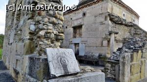 [P14] Detaliu cu pronaosul fără acoperiș (în prim plan), cu galeria sudică fără acoperiș (în dreapta) și cu naosul, adică vechea construcție pătrată (în spate)  » foto by Lucien
 - 
<span class="allrVoted glyphicon glyphicon-heart hidden" id="av835805"></span>
<a class="m-l-10 hidden" id="sv835805" onclick="voting_Foto_DelVot(,835805,3418)" role="button">șterge vot <span class="glyphicon glyphicon-remove"></span></a>
<a id="v9835805" class=" c-red"  onclick="voting_Foto_SetVot(835805)" role="button"><span class="glyphicon glyphicon-heart-empty"></span> <b>LIKE</b> = Votează poza</a> <img class="hidden"  id="f835805W9" src="/imagini/loader.gif" border="0" /><span class="AjErrMes hidden" id="e835805ErM"></span>