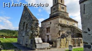 [P03] Biserica din Densuș, În mijloc se vede nucleul vechi pătrat., cu turn. Înspre stânga este pronaosul cu acoperișul prăbușit, ias spre dreapta galeria sudică, de asemenea fără acoperiș. În extremitatea dreaptă este un colț din turnul clopotniței.  » foto by Lucien
 - 
<span class="allrVoted glyphicon glyphicon-heart hidden" id="av835794"></span>
<a class="m-l-10 hidden" id="sv835794" onclick="voting_Foto_DelVot(,835794,3418)" role="button">șterge vot <span class="glyphicon glyphicon-remove"></span></a>
<a id="v9835794" class=" c-red"  onclick="voting_Foto_SetVot(835794)" role="button"><span class="glyphicon glyphicon-heart-empty"></span> <b>LIKE</b> = Votează poza</a> <img class="hidden"  id="f835794W9" src="/imagini/loader.gif" border="0" /><span class="AjErrMes hidden" id="e835794ErM"></span>