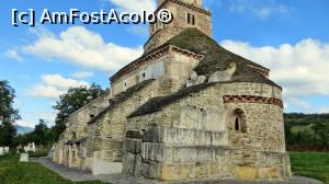 [P05] Biserica privită dinspre sud-est. În prim plan este diaconiconul și abisda altarului, construite ulterior. Pe acoperiș deasupra altarului, este perechea de lei. În spate este corpul vechi, pătratic, cu turlă (actualul naos)  » foto by Lucien
 - 
<span class="allrVoted glyphicon glyphicon-heart hidden" id="av835796"></span>
<a class="m-l-10 hidden" id="sv835796" onclick="voting_Foto_DelVot(,835796,3418)" role="button">șterge vot <span class="glyphicon glyphicon-remove"></span></a>
<a id="v9835796" class=" c-red"  onclick="voting_Foto_SetVot(835796)" role="button"><span class="glyphicon glyphicon-heart-empty"></span> <b>LIKE</b> = Votează poza</a> <img class="hidden"  id="f835796W9" src="/imagini/loader.gif" border="0" /><span class="AjErrMes hidden" id="e835796ErM"></span>