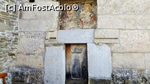 [P09] Ușa de intrare în naos (pronaosul nu are acoperiș) cu pictura de hram deasupra ușii. Naosul este vechea construcție (templu păgân, mausoleu), celelalte elemente care definesc o biserică creștină fiind adăugate ulterior.  » foto by Lucien
 - 
<span class="allrVoted glyphicon glyphicon-heart hidden" id="av835800"></span>
<a class="m-l-10 hidden" id="sv835800" onclick="voting_Foto_DelVot(,835800,3418)" role="button">șterge vot <span class="glyphicon glyphicon-remove"></span></a>
<a id="v9835800" class=" c-red"  onclick="voting_Foto_SetVot(835800)" role="button"><span class="glyphicon glyphicon-heart-empty"></span> <b>LIKE</b> = Votează poza</a> <img class="hidden"  id="f835800W9" src="/imagini/loader.gif" border="0" /><span class="AjErrMes hidden" id="e835800ErM"></span>