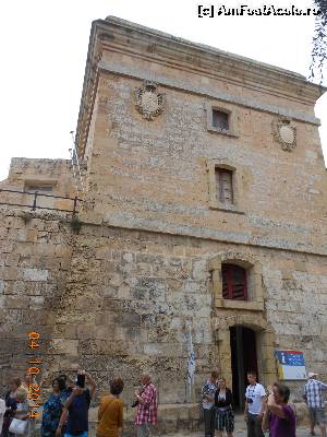 [P07] Mdina - Acesta este Oficiul de Informare Turistică.  » foto by iulianic
 - 
<span class="allrVoted glyphicon glyphicon-heart hidden" id="av578772"></span>
<a class="m-l-10 hidden" id="sv578772" onclick="voting_Foto_DelVot(,578772,3421)" role="button">șterge vot <span class="glyphicon glyphicon-remove"></span></a>
<a id="v9578772" class=" c-red"  onclick="voting_Foto_SetVot(578772)" role="button"><span class="glyphicon glyphicon-heart-empty"></span> <b>LIKE</b> = Votează poza</a> <img class="hidden"  id="f578772W9" src="/imagini/loader.gif" border="0" /><span class="AjErrMes hidden" id="e578772ErM"></span>