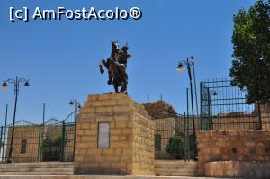 [P27] monument in fata intrarii (sau mai degraba iesirii) din castel. Din pacate nu am retinut cui apartine statuia » foto by alunelu69
 - 
<span class="allrVoted glyphicon glyphicon-heart hidden" id="av954208"></span>
<a class="m-l-10 hidden" id="sv954208" onclick="voting_Foto_DelVot(,954208,3432)" role="button">șterge vot <span class="glyphicon glyphicon-remove"></span></a>
<a id="v9954208" class=" c-red"  onclick="voting_Foto_SetVot(954208)" role="button"><span class="glyphicon glyphicon-heart-empty"></span> <b>LIKE</b> = Votează poza</a> <img class="hidden"  id="f954208W9" src="/imagini/loader.gif" border="0" /><span class="AjErrMes hidden" id="e954208ErM"></span>