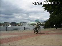 [P18] Verdeaţă, apă, biciclişti, curat…o bună caracterizare a oraşului Hamburg » foto by ccalin10
 - 
<span class="allrVoted glyphicon glyphicon-heart hidden" id="av446467"></span>
<a class="m-l-10 hidden" id="sv446467" onclick="voting_Foto_DelVot(,446467,3449)" role="button">șterge vot <span class="glyphicon glyphicon-remove"></span></a>
<a id="v9446467" class=" c-red"  onclick="voting_Foto_SetVot(446467)" role="button"><span class="glyphicon glyphicon-heart-empty"></span> <b>LIKE</b> = Votează poza</a> <img class="hidden"  id="f446467W9" src="/imagini/loader.gif" border="0" /><span class="AjErrMes hidden" id="e446467ErM"></span>