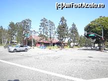 [P11] aceasta poza am uitat sa o pun la LA-Culver City, unde era hotelul, in care am stat, in perioada sejurului, cartier aerisit, cu vile, imprejmuite cu spatii verzi, un cartier total diferit de ce reprezinta in rest LA » foto by grecudoina
 - 
<span class="allrVoted glyphicon glyphicon-heart hidden" id="av364140"></span>
<a class="m-l-10 hidden" id="sv364140" onclick="voting_Foto_DelVot(,364140,3459)" role="button">șterge vot <span class="glyphicon glyphicon-remove"></span></a>
<a id="v9364140" class=" c-red"  onclick="voting_Foto_SetVot(364140)" role="button"><span class="glyphicon glyphicon-heart-empty"></span> <b>LIKE</b> = Votează poza</a> <img class="hidden"  id="f364140W9" src="/imagini/loader.gif" border="0" /><span class="AjErrMes hidden" id="e364140ErM"></span>