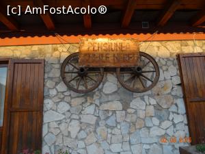 [P02] Cazare la Pensiunea Cheile Nerei. Un aranjament rustic te intampina chiar de la intrare.  » foto by vega06
 - 
<span class="allrVoted glyphicon glyphicon-heart hidden" id="av730781"></span>
<a class="m-l-10 hidden" id="sv730781" onclick="voting_Foto_DelVot(,730781,3477)" role="button">șterge vot <span class="glyphicon glyphicon-remove"></span></a>
<a id="v9730781" class=" c-red"  onclick="voting_Foto_SetVot(730781)" role="button"><span class="glyphicon glyphicon-heart-empty"></span> <b>LIKE</b> = Votează poza</a> <img class="hidden"  id="f730781W9" src="/imagini/loader.gif" border="0" /><span class="AjErrMes hidden" id="e730781ErM"></span>