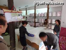 [P66] In magazinul de matase Yida.  » foto by Marian Preda
 - 
<span class="allrVoted glyphicon glyphicon-heart hidden" id="av351085"></span>
<a class="m-l-10 hidden" id="sv351085" onclick="voting_Foto_DelVot(,351085,3501)" role="button">șterge vot <span class="glyphicon glyphicon-remove"></span></a>
<a id="v9351085" class=" c-red"  onclick="voting_Foto_SetVot(351085)" role="button"><span class="glyphicon glyphicon-heart-empty"></span> <b>LIKE</b> = Votează poza</a> <img class="hidden"  id="f351085W9" src="/imagini/loader.gif" border="0" /><span class="AjErrMes hidden" id="e351085ErM"></span>