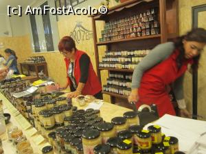 [P13] Zafferana _Etnea - magazin de prezentare si desfacere produse apicole si nu numai.  » foto by bica adriana
 - 
<span class="allrVoted glyphicon glyphicon-heart hidden" id="av921097"></span>
<a class="m-l-10 hidden" id="sv921097" onclick="voting_Foto_DelVot(,921097,3509)" role="button">șterge vot <span class="glyphicon glyphicon-remove"></span></a>
<a id="v9921097" class=" c-red"  onclick="voting_Foto_SetVot(921097)" role="button"><span class="glyphicon glyphicon-heart-empty"></span> <b>LIKE</b> = Votează poza</a> <img class="hidden"  id="f921097W9" src="/imagini/loader.gif" border="0" /><span class="AjErrMes hidden" id="e921097ErM"></span>