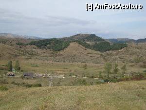 [P27] Pe dealul din depărtare se află zona Pâclele Mari. În vale se află parcarea de la Pâclele Mici.  » foto by Floryn81
 - 
<span class="allrVoted glyphicon glyphicon-heart hidden" id="av382330"></span>
<a class="m-l-10 hidden" id="sv382330" onclick="voting_Foto_DelVot(,382330,3566)" role="button">șterge vot <span class="glyphicon glyphicon-remove"></span></a>
<a id="v9382330" class=" c-red"  onclick="voting_Foto_SetVot(382330)" role="button"><span class="glyphicon glyphicon-heart-empty"></span> <b>LIKE</b> = Votează poza</a> <img class="hidden"  id="f382330W9" src="/imagini/loader.gif" border="0" /><span class="AjErrMes hidden" id="e382330ErM"></span>