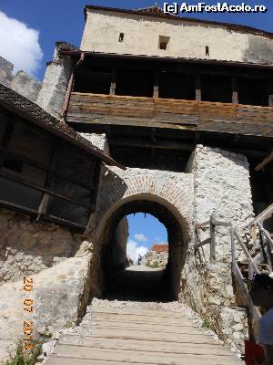 [P10] La Cetatea Râşnov - Intrarea în curtea interioară şi drumul de strajă.  » foto by iulianic
 - 
<span class="allrVoted glyphicon glyphicon-heart hidden" id="av540856"></span>
<a class="m-l-10 hidden" id="sv540856" onclick="voting_Foto_DelVot(,540856,3588)" role="button">șterge vot <span class="glyphicon glyphicon-remove"></span></a>
<a id="v9540856" class=" c-red"  onclick="voting_Foto_SetVot(540856)" role="button"><span class="glyphicon glyphicon-heart-empty"></span> <b>LIKE</b> = Votează poza</a> <img class="hidden"  id="f540856W9" src="/imagini/loader.gif" border="0" /><span class="AjErrMes hidden" id="e540856ErM"></span>