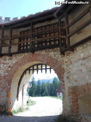[P12] La Cetatea Râşnov - Intrarea în Barbacana mare şi una dintre herse.  » foto by iulianic
 - 
<span class="allrVoted glyphicon glyphicon-heart hidden" id="av540858"></span>
<a class="m-l-10 hidden" id="sv540858" onclick="voting_Foto_DelVot(,540858,3588)" role="button">șterge vot <span class="glyphicon glyphicon-remove"></span></a>
<a id="v9540858" class=" c-red"  onclick="voting_Foto_SetVot(540858)" role="button"><span class="glyphicon glyphicon-heart-empty"></span> <b>LIKE</b> = Votează poza</a> <img class="hidden"  id="f540858W9" src="/imagini/loader.gif" border="0" /><span class="AjErrMes hidden" id="e540858ErM"></span>