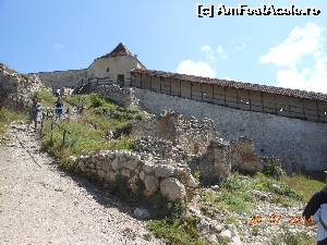 [P16] La Cetatea Râşnov - Printre ruine, spre Turnul poligonal.  » foto by iulianic
 - 
<span class="allrVoted glyphicon glyphicon-heart hidden" id="av540862"></span>
<a class="m-l-10 hidden" id="sv540862" onclick="voting_Foto_DelVot(,540862,3588)" role="button">șterge vot <span class="glyphicon glyphicon-remove"></span></a>
<a id="v9540862" class=" c-red"  onclick="voting_Foto_SetVot(540862)" role="button"><span class="glyphicon glyphicon-heart-empty"></span> <b>LIKE</b> = Votează poza</a> <img class="hidden"  id="f540862W9" src="/imagini/loader.gif" border="0" /><span class="AjErrMes hidden" id="e540862ErM"></span>