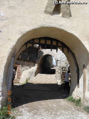 [P09] La Cetatea Râşnov - Prin Barbacana mare, spre intrarea în curtea interioară.  » foto by iulianic
 - 
<span class="allrVoted glyphicon glyphicon-heart hidden" id="av540855"></span>
<a class="m-l-10 hidden" id="sv540855" onclick="voting_Foto_DelVot(,540855,3588)" role="button">șterge vot <span class="glyphicon glyphicon-remove"></span></a>
<a id="v9540855" class=" c-red"  onclick="voting_Foto_SetVot(540855)" role="button"><span class="glyphicon glyphicon-heart-empty"></span> <b>LIKE</b> = Votează poza</a> <img class="hidden"  id="f540855W9" src="/imagini/loader.gif" border="0" /><span class="AjErrMes hidden" id="e540855ErM"></span>