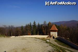 [P40] O ultimă cu fotografie cu Turnul Bathory, înainte de a intra în cetate.  » foto by Utube
 - 
<span class="allrVoted glyphicon glyphicon-heart hidden" id="av395091"></span>
<a class="m-l-10 hidden" id="sv395091" onclick="voting_Foto_DelVot(,395091,3588)" role="button">șterge vot <span class="glyphicon glyphicon-remove"></span></a>
<a id="v9395091" class=" c-red"  onclick="voting_Foto_SetVot(395091)" role="button"><span class="glyphicon glyphicon-heart-empty"></span> <b>LIKE</b> = Votează poza</a> <img class="hidden"  id="f395091W9" src="/imagini/loader.gif" border="0" /><span class="AjErrMes hidden" id="e395091ErM"></span>