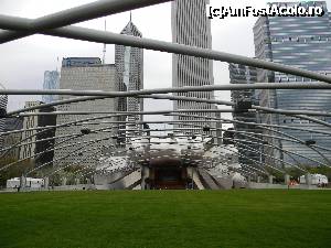 [P14] Jay Pritzker Pavilion in fata, iar zona cu iarba, acoperita de coastele astea de otel, este Great Lawn. In timpul unui concert, aici incap 7000 de oameni » foto by MCM
 - 
<span class="allrVoted glyphicon glyphicon-heart hidden" id="av390170"></span>
<a class="m-l-10 hidden" id="sv390170" onclick="voting_Foto_DelVot(,390170,3589)" role="button">șterge vot <span class="glyphicon glyphicon-remove"></span></a>
<a id="v9390170" class=" c-red"  onclick="voting_Foto_SetVot(390170)" role="button"><span class="glyphicon glyphicon-heart-empty"></span> <b>LIKE</b> = Votează poza</a> <img class="hidden"  id="f390170W9" src="/imagini/loader.gif" border="0" /><span class="AjErrMes hidden" id="e390170ErM"></span>