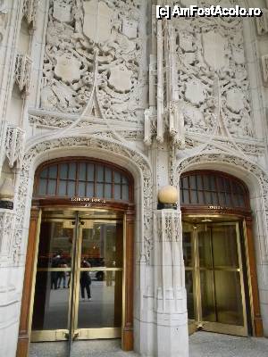 [P27] Intrarea in cladirea Tribune Tower. Asa arata toata cladirea » foto by MCM
 - 
<span class="allrVoted glyphicon glyphicon-heart hidden" id="av390427"></span>
<a class="m-l-10 hidden" id="sv390427" onclick="voting_Foto_DelVot(,390427,3589)" role="button">șterge vot <span class="glyphicon glyphicon-remove"></span></a>
<a id="v9390427" class=" c-red"  onclick="voting_Foto_SetVot(390427)" role="button"><span class="glyphicon glyphicon-heart-empty"></span> <b>LIKE</b> = Votează poza</a> <img class="hidden"  id="f390427W9" src="/imagini/loader.gif" border="0" /><span class="AjErrMes hidden" id="e390427ErM"></span>