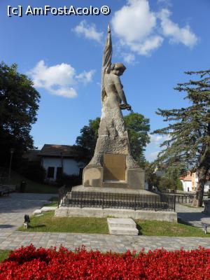 [P13] R&acirc;mnicu V&acirc;lcea - Pe Str. Carol I, Monumentul Eroilor v&acirc;lceni. » foto by iulianic
 - 
<span class="allrVoted glyphicon glyphicon-heart hidden" id="av1254809"></span>
<a class="m-l-10 hidden" id="sv1254809" onclick="voting_Foto_DelVot(,1254809,3601)" role="button">șterge vot <span class="glyphicon glyphicon-remove"></span></a>
<a id="v91254809" class=" c-red"  onclick="voting_Foto_SetVot(1254809)" role="button"><span class="glyphicon glyphicon-heart-empty"></span> <b>LIKE</b> = Votează poza</a> <img class="hidden"  id="f1254809W9" src="/imagini/loader.gif" border="0" /><span class="AjErrMes hidden" id="e1254809ErM"></span>
