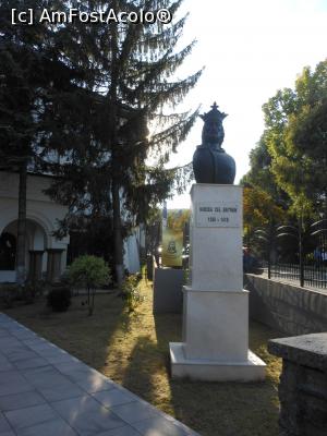 [P34] R&acirc;mnicu V&acirc;lcea - Colegiul Național "Mircea cel Bătr&acirc;n". Bustul domnitorului. » foto by iulianic
 - 
<span class="allrVoted glyphicon glyphicon-heart hidden" id="av1254830"></span>
<a class="m-l-10 hidden" id="sv1254830" onclick="voting_Foto_DelVot(,1254830,3601)" role="button">șterge vot <span class="glyphicon glyphicon-remove"></span></a>
<a id="v91254830" class=" c-red"  onclick="voting_Foto_SetVot(1254830)" role="button"><span class="glyphicon glyphicon-heart-empty"></span> <b>LIKE</b> = Votează poza</a> <img class="hidden"  id="f1254830W9" src="/imagini/loader.gif" border="0" /><span class="AjErrMes hidden" id="e1254830ErM"></span>