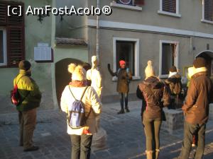 [P22] Intrarea pe Strada Sforii, o ghida prezinta turistilor straini CV-ul strazii.  » foto by dorgo
 - 
<span class="allrVoted glyphicon glyphicon-heart hidden" id="av1048496"></span>
<a class="m-l-10 hidden" id="sv1048496" onclick="voting_Foto_DelVot(,1048496,3615)" role="button">șterge vot <span class="glyphicon glyphicon-remove"></span></a>
<a id="v91048496" class=" c-red"  onclick="voting_Foto_SetVot(1048496)" role="button"><span class="glyphicon glyphicon-heart-empty"></span> <b>LIKE</b> = Votează poza</a> <img class="hidden"  id="f1048496W9" src="/imagini/loader.gif" border="0" /><span class="AjErrMes hidden" id="e1048496ErM"></span>