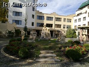 [P12] Sun Garden; ansamblul statuar din fața hotelului » foto by crismis
 - 
<span class="allrVoted glyphicon glyphicon-heart hidden" id="av812896"></span>
<a class="m-l-10 hidden" id="sv812896" onclick="voting_Foto_DelVot(,812896,3623)" role="button">șterge vot <span class="glyphicon glyphicon-remove"></span></a>
<a id="v9812896" class=" c-red"  onclick="voting_Foto_SetVot(812896)" role="button"><span class="glyphicon glyphicon-heart-empty"></span> <b>LIKE</b> = Votează poza</a> <img class="hidden"  id="f812896W9" src="/imagini/loader.gif" border="0" /><span class="AjErrMes hidden" id="e812896ErM"></span>