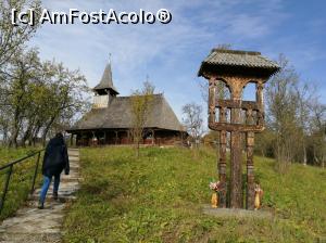 [P02] Troița de lemn făcută de meșterii din Bârsana și vechea biserică de lemn Sf. Arh. Mihail și Gavril » foto by crismis
 - 
<span class="allrVoted glyphicon glyphicon-heart hidden" id="av812880"></span>
<a class="m-l-10 hidden" id="sv812880" onclick="voting_Foto_DelVot(,812880,3623)" role="button">șterge vot <span class="glyphicon glyphicon-remove"></span></a>
<a id="v9812880" class=" c-red"  onclick="voting_Foto_SetVot(812880)" role="button"><span class="glyphicon glyphicon-heart-empty"></span> <b>LIKE</b> = Votează poza</a> <img class="hidden"  id="f812880W9" src="/imagini/loader.gif" border="0" /><span class="AjErrMes hidden" id="e812880ErM"></span>