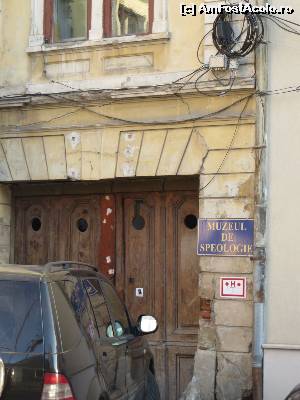 [P04] Intrarea în curtea interioară din str. Sextil Pușcariu (Muzeul de Speologie este închis)  » foto by tata123 🔱
 - 
<span class="allrVoted glyphicon glyphicon-heart hidden" id="av590536"></span>
<a class="m-l-10 hidden" id="sv590536" onclick="voting_Foto_DelVot(,590536,3623)" role="button">șterge vot <span class="glyphicon glyphicon-remove"></span></a>
<a id="v9590536" class=" c-red"  onclick="voting_Foto_SetVot(590536)" role="button"><span class="glyphicon glyphicon-heart-empty"></span> <b>LIKE</b> = Votează poza</a> <img class="hidden"  id="f590536W9" src="/imagini/loader.gif" border="0" /><span class="AjErrMes hidden" id="e590536ErM"></span>